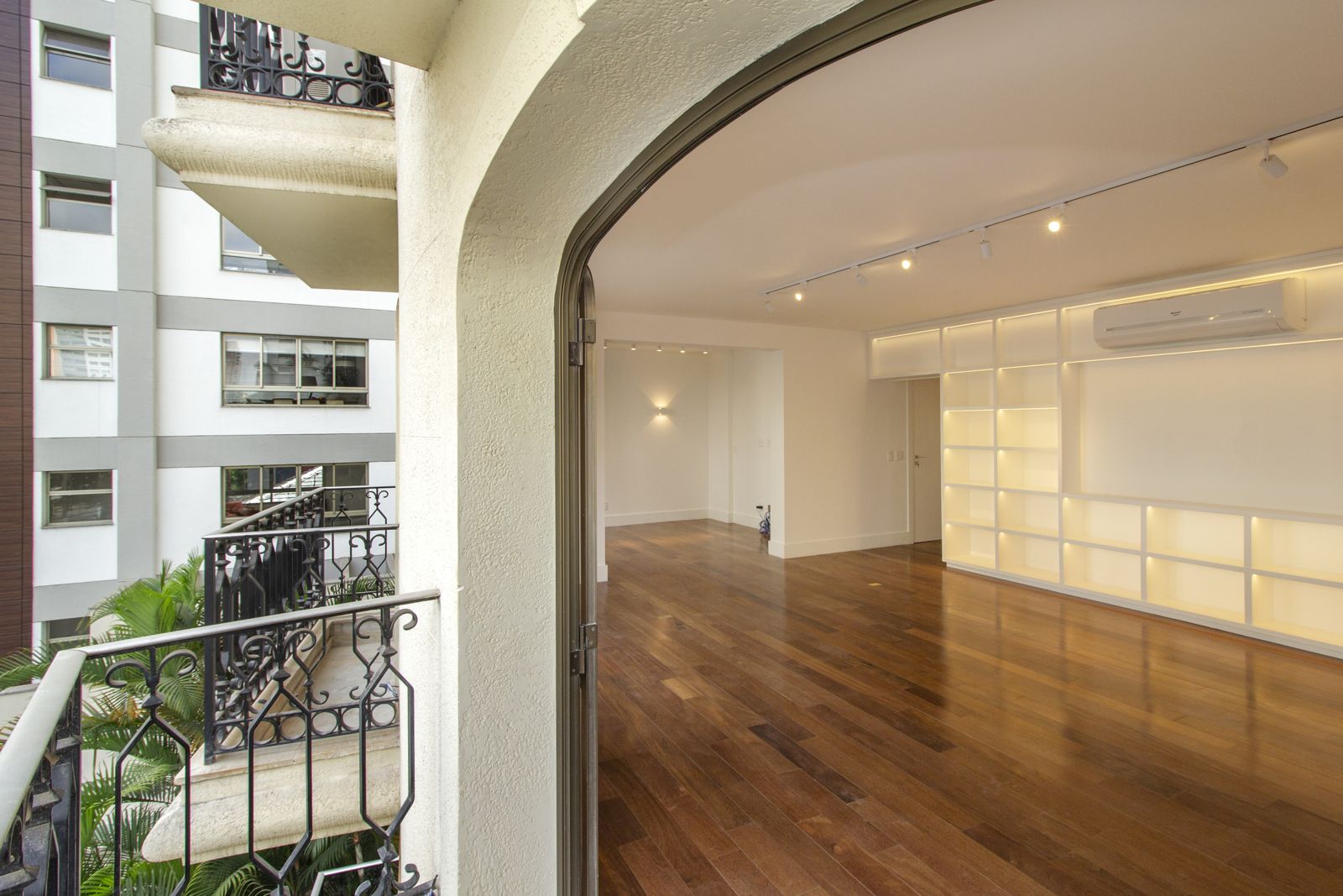 Solid hardwood floor installation