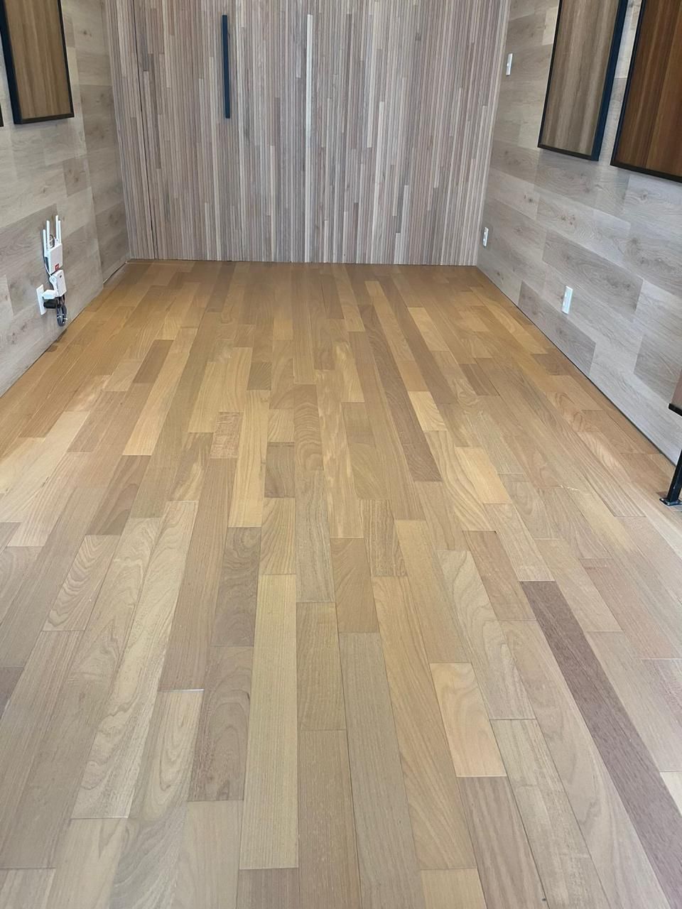 Solid hardwood floor installation